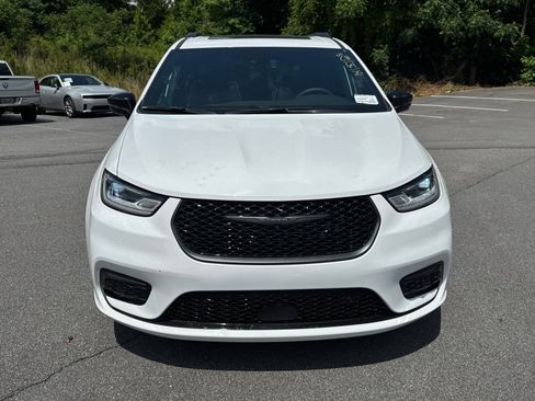 Used 2025 Chrysler Pacifica Premium FWD image 2