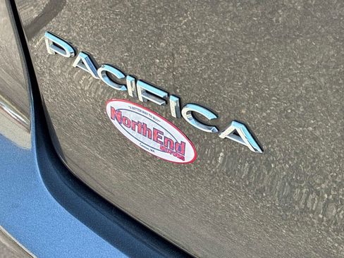 Used 2023 Chrysler Pacifica Touring-L FWD image 12