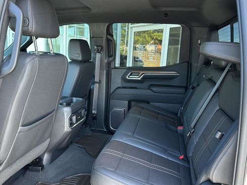 Used 2023 Chevrolet Silverado 1500 High Country w/ Technology Package image 9