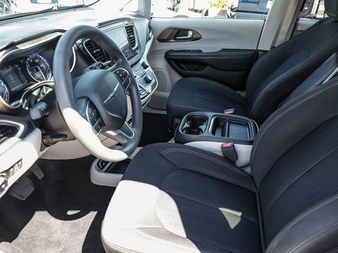 Used 2018 Chrysler Pacifica Touring Plus w/ Tire & Wheel Group FWD image 23