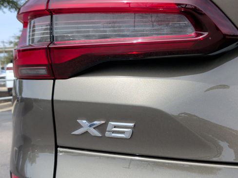 Certified 2022 BMW X5 xDrive40i w/ M Sport Package image 11