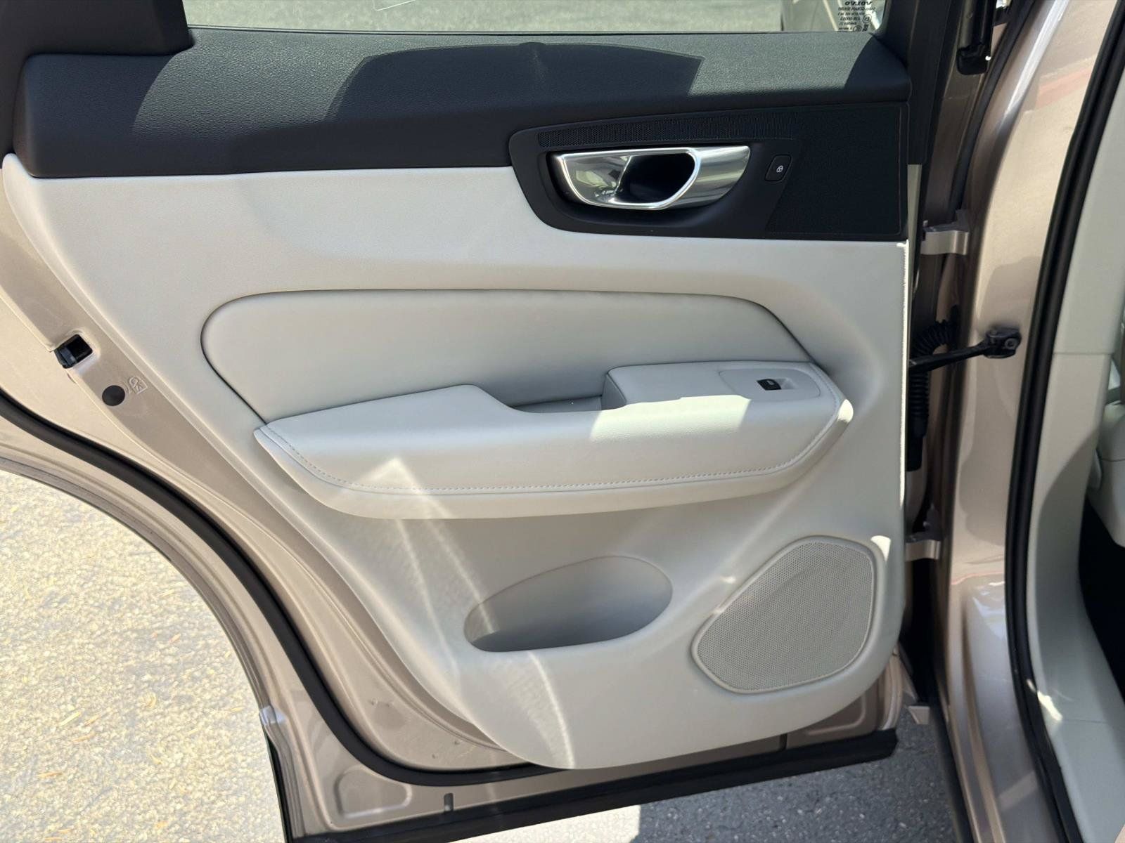 Certified 2023 Volvo XC60 B5 Plus w/ Climate Package AWD/4WD image 20