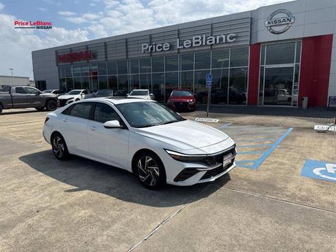 Used 2025 Hyundai Elantra SEL FWD image 1