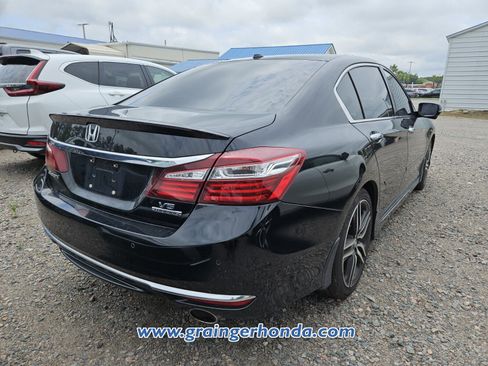 Used 2017 Honda Accord Touring image 7