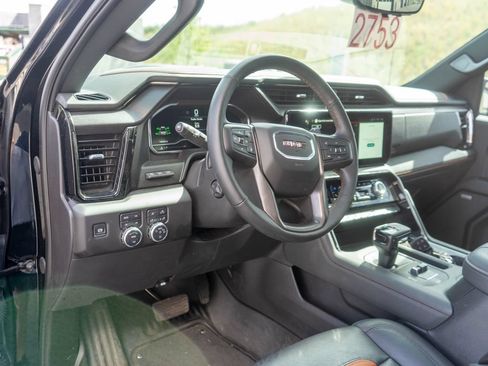 Used 2025 GMC Sierra 1500 AT4 w/ Technology Package AWD/4WD image 17