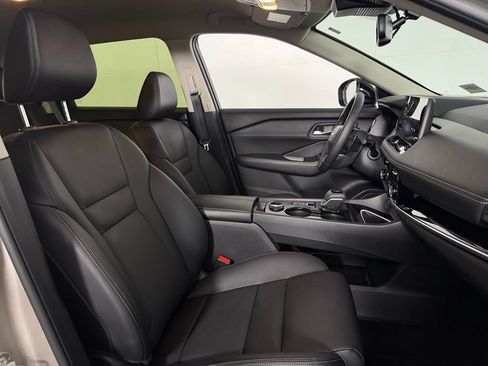 Used 2025 Nissan Rogue SL AWD/4WD image 31