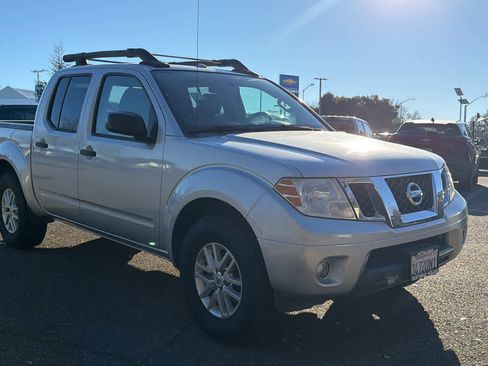 Used 2014 Nissan Frontier SV image 3