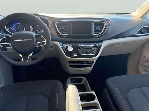 Used 2024 Chrysler Voyager LX image 8