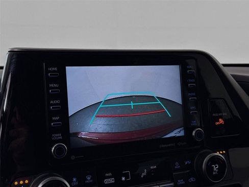 Used 2020 Toyota Highlander XLE image 25