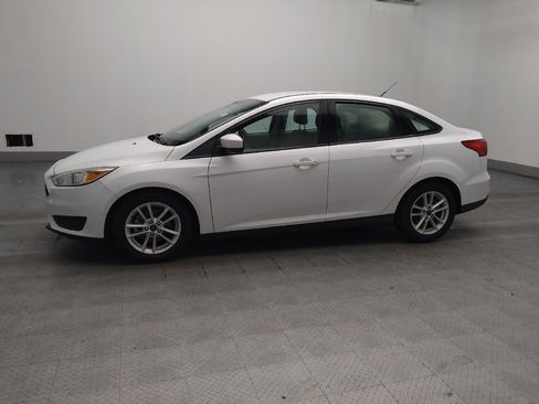 Used 2018 Ford Focus SE FWD image 2