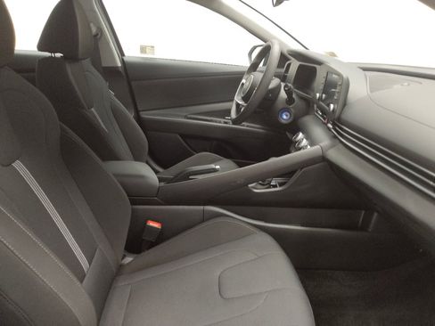 Used 2025 Hyundai Elantra SE FWD image 21