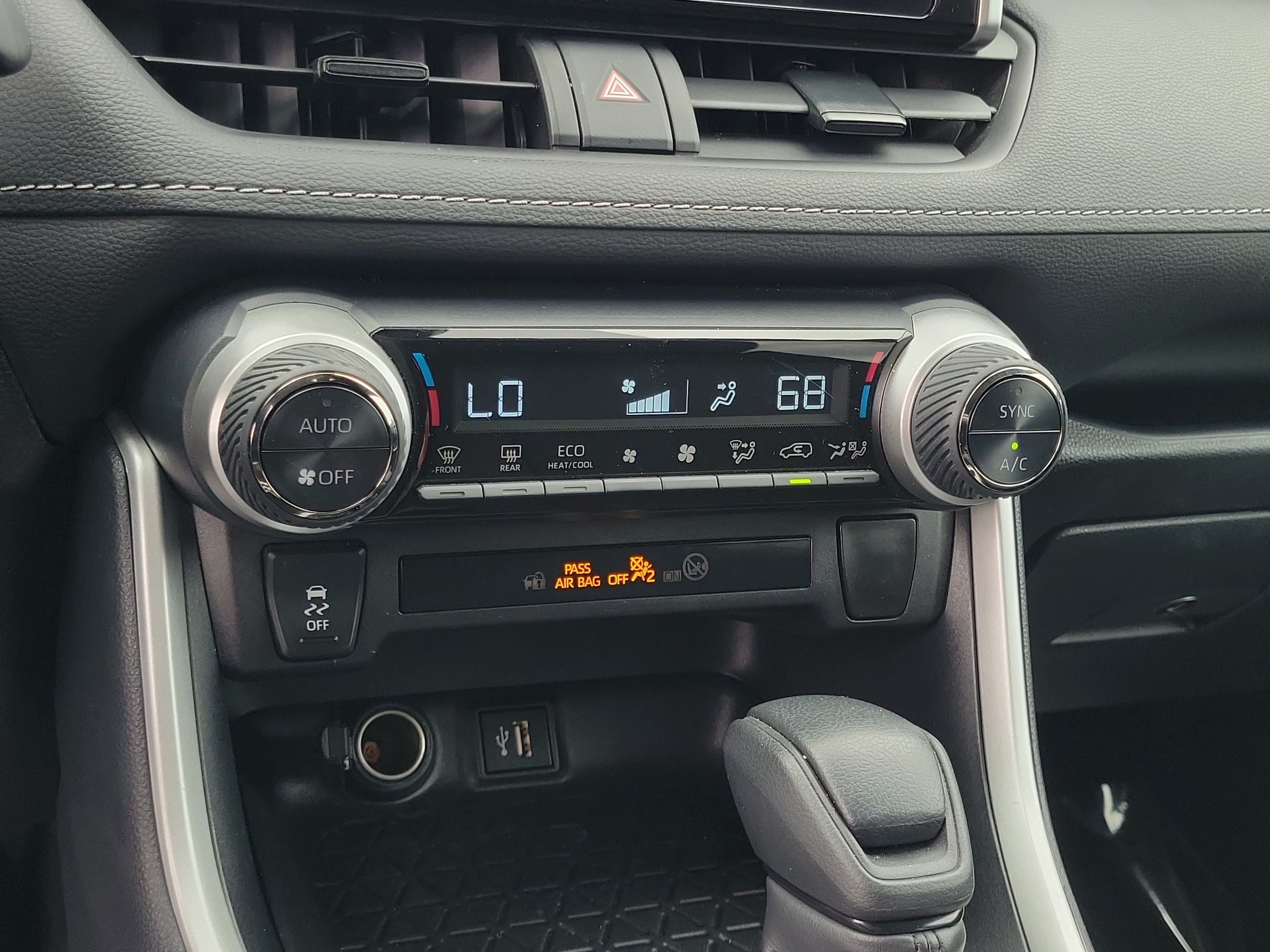 Used 2025 Toyota RAV4 XLE AWD/4WD image 27