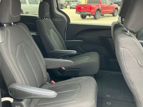 Used 2023 Chrysler Pacifica Touring FWD image 14