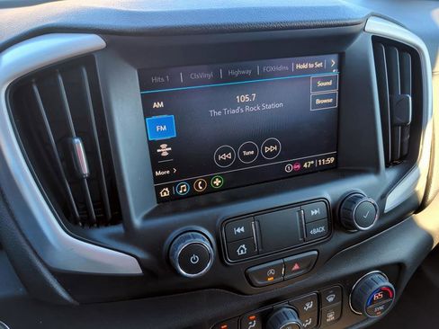 Used 2024 GMC Terrain SLT image 25