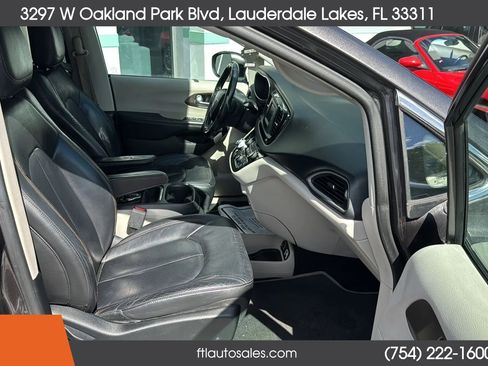 Used 2017 Chrysler Pacifica Touring-L image 32