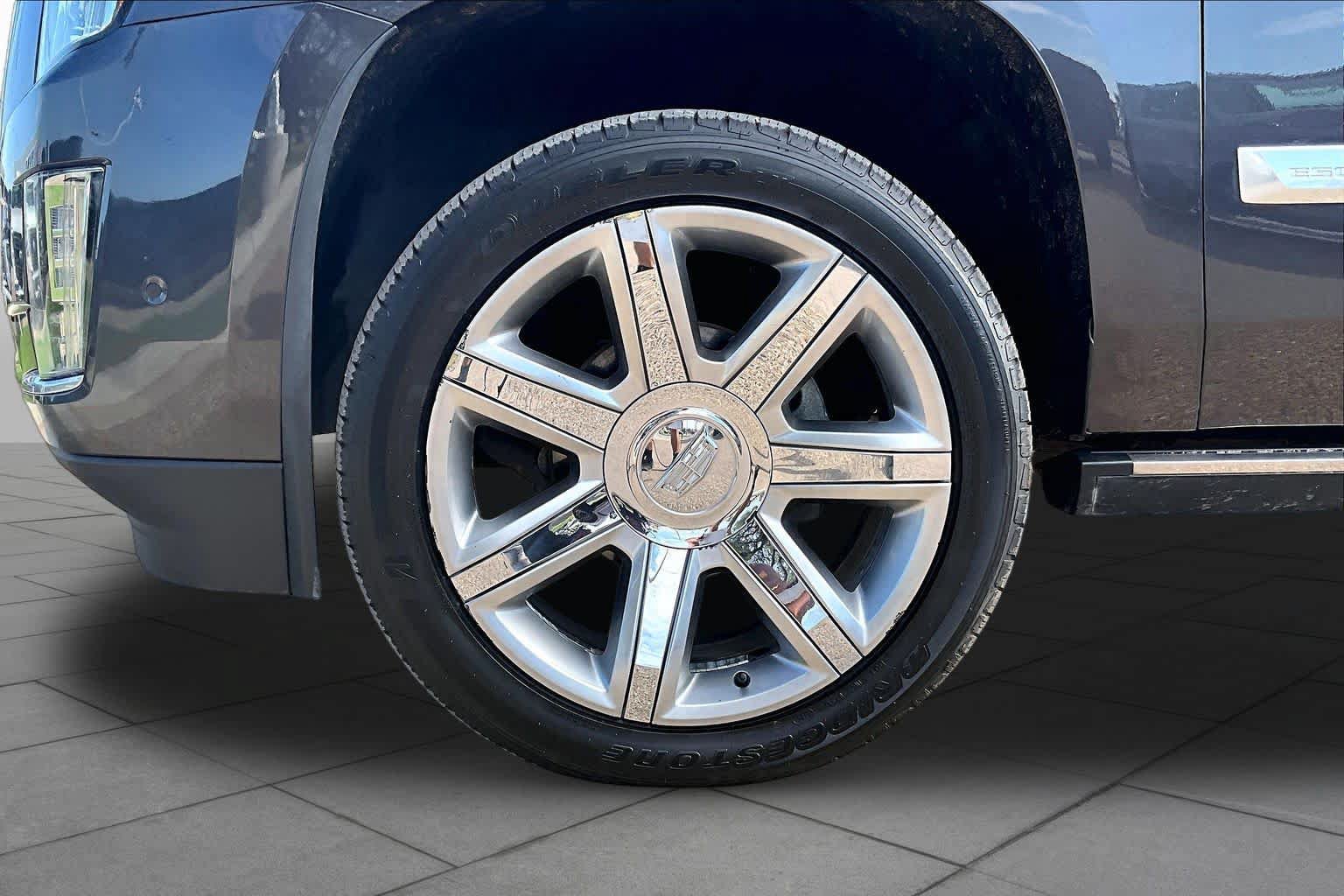 Used 2017 Cadillac Escalade ESV Premium Luxury AWD/4WD image 11