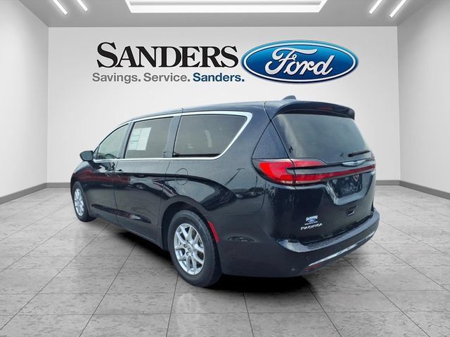Used 2024 Chrysler Pacifica Touring-L FWD image 4