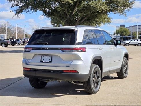 New 2025 Jeep Grand Cherokee Altitude image 4