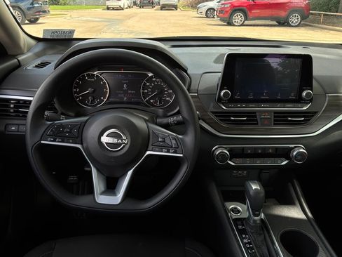 Used 2025 Nissan Altima 2.5 SV FWD image 14