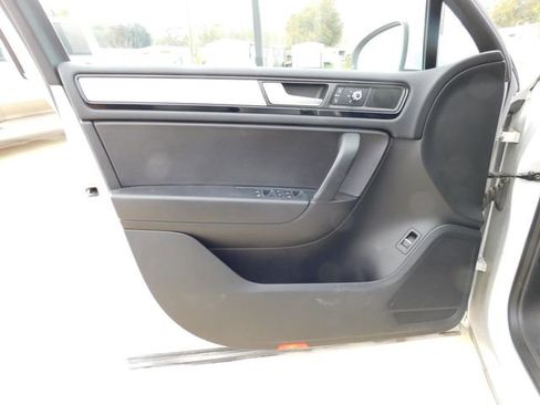 Used 2014 Volkswagen Touareg Sport image 10