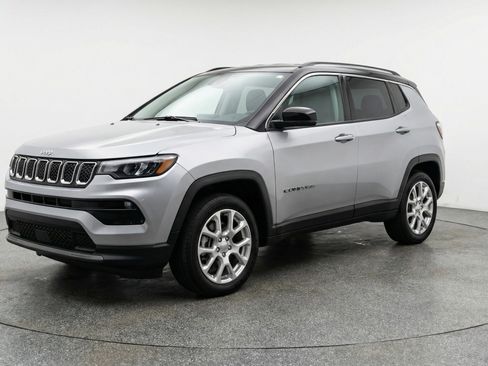 Used 2025 Jeep Compass Limited image 3