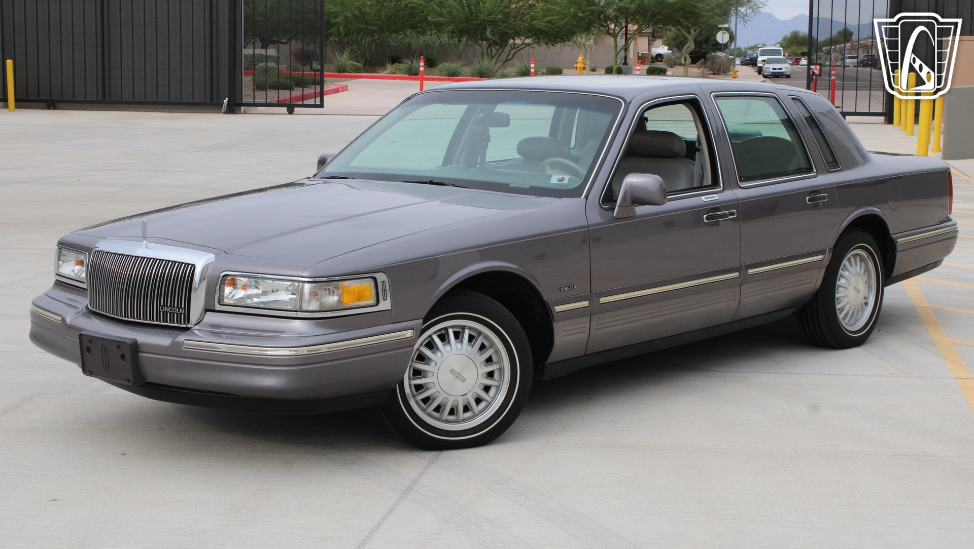 Used 1996 Lincoln Town Car Signature RWD image 3