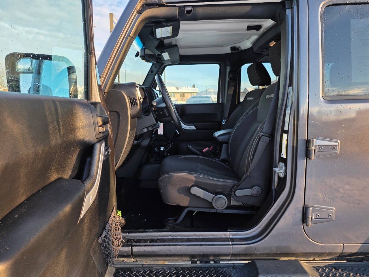 Used 2017 Jeep Wrangler Unlimited Sahara w/ Connectivity Group AWD/4WD image 6