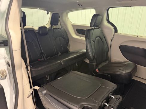 Used 2023 Chrysler Pacifica Touring-L FWD image 14