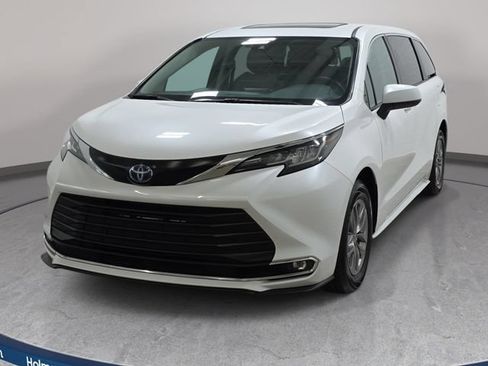 Certified 2023 Toyota Sienna XLE FWD image 1