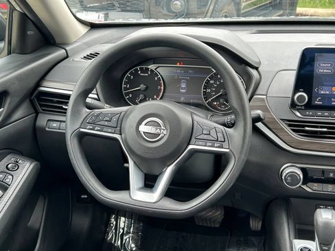 Used 2025 Nissan Altima 2.5 SV FWD image 34