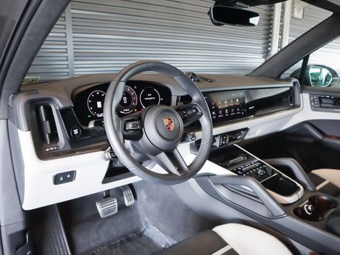 Certified 2025 Porsche Cayenne GTS AWD/4WD image 4