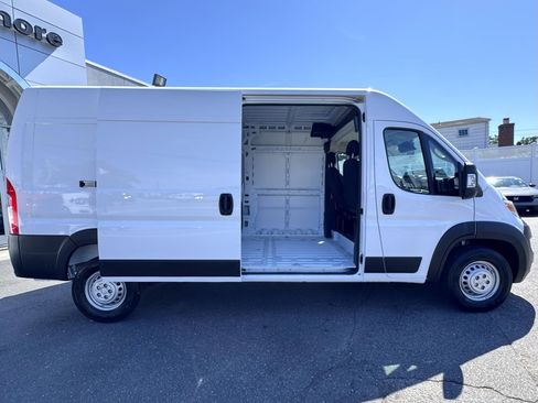 Used 2025 RAM ProMaster 2500 w/ Convenience Group image 11