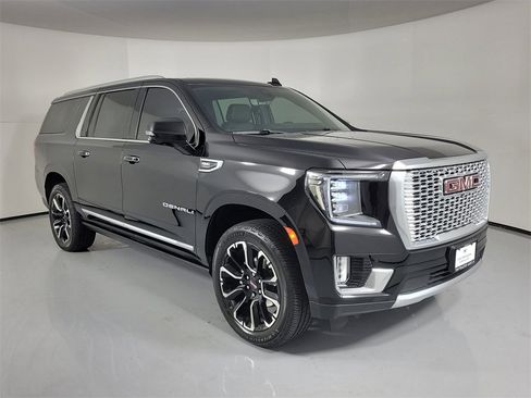 Used 2022 GMC Yukon XL Denali w/ Denali Premium Package image 1
