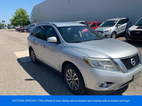 Used 2014 Nissan Pathfinder SL w/ SL Tech Package FWD image 2