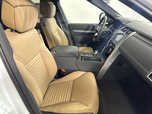 Used 2025 Land Rover Discovery Dynamic SE image 19