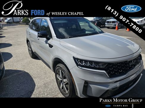 Used 2022 Kia Sorento EX w/ Panoramic Sunroof Package image 3