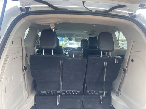 Used 2023 Chrysler Pacifica Touring-L FWD image 7