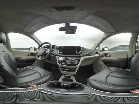 Used 2023 Chrysler Pacifica Touring-L FWD image 30