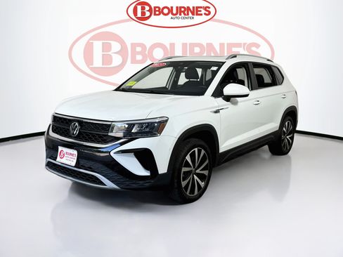 Used 2023 Volkswagen Taos SE w/ Panoramic Sunroof Package FWD image 7