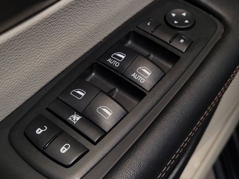 Used 2018 Chrysler Pacifica Touring-L w/ Tire & Wheel Group FWD image 27