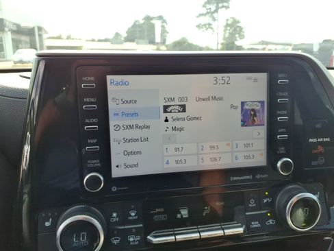Used 2020 Toyota Highlander XLE FWD image 13