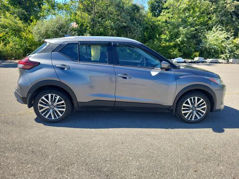 Used 2021 Nissan Kicks SV FWD image 4