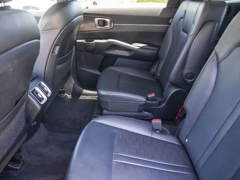 Used 2025 Kia Sorento EX w/ Panoramic Sunroof Package FWD image 19