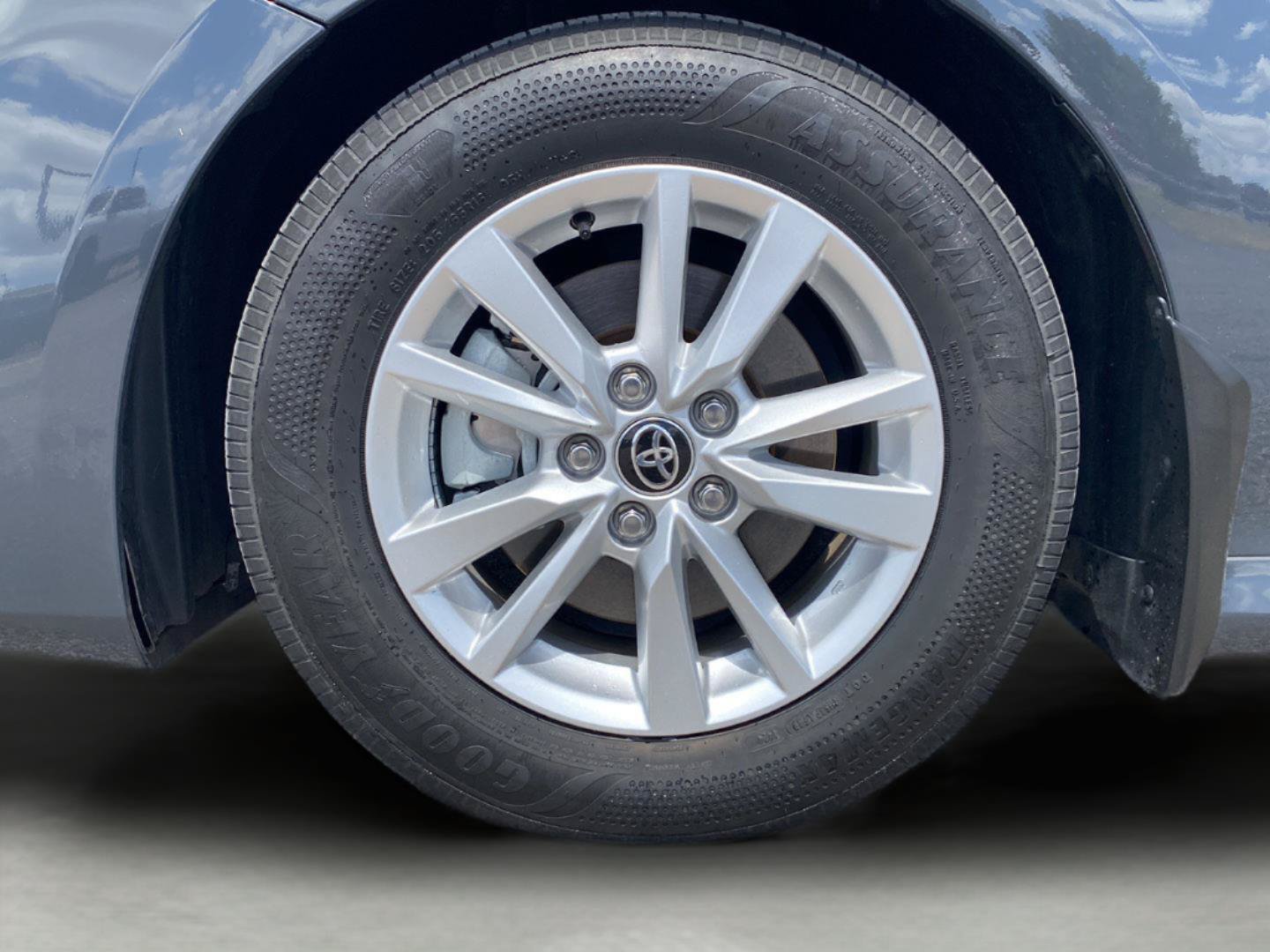 Used 2025 Toyota Camry LE w/ Convenience Package FWD image 5
