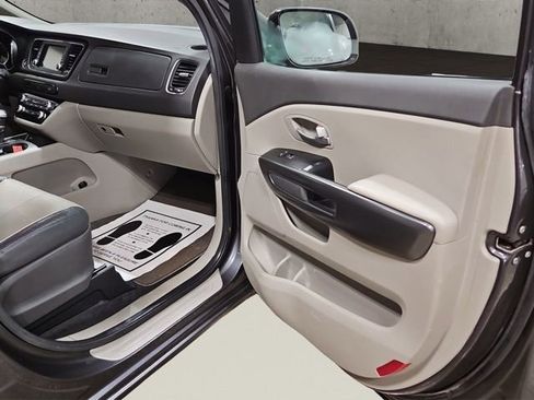 Used 2017 Kia Sedona LX w/ LX Essentials Premium Package image 19
