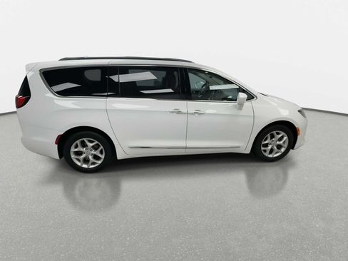 Used 2017 Chrysler Pacifica Touring-L Plus w/ Tire & Wheel Group FWD image 9