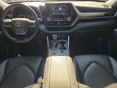 Used 2021 Toyota Highlander XLE image 15