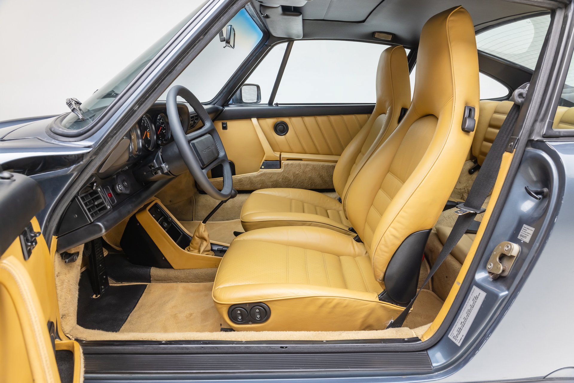 Used 1987 Porsche 911 Carrera RWD image 12
