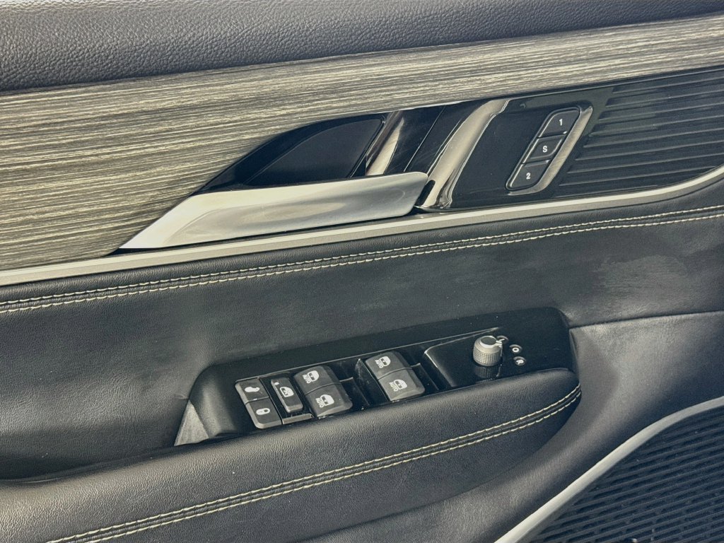 Used 2024 Jeep Wagoneer Series III AWD/4WD image 18