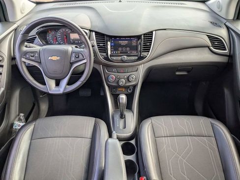 Used 2022 Chevrolet Trax LT w/ LT Convenience Package image 17